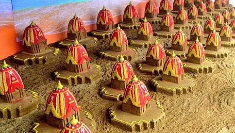 ರಥೋತ್ಸವ ಮುನ್ನಾದಿನ 100 ಮರಳಿನ ರಥ ನಿರ್ಮಿಸಿದ ಪಟ್ನಾಯಕ್