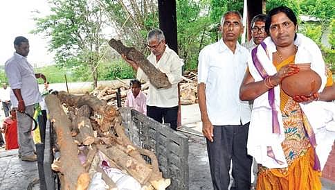ತಂದೆಯ ಅಂತ್ಯ ಸಂಸ್ಕಾರ ನಡೆಸದ ಮಗ: ಹಿಂದೂ ಸಂಪ್ರದಾಯದಂತೆ ಸಂಸ್ಕಾರ ಪೂರೈಸಿದ ಮುಸ್ಲಿಂ ಮಹಿಳೆ