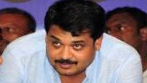 ಜಿಲ್ಲಾಧಿಕಾರಿ ಕಚೇರಿಗೆ ಸರ್ಕಾರಿ ವಾಹನದಲ್ಲಿ ಬಂದ ಮಹದೇವಪ್ಪ ಪುತ್ರ