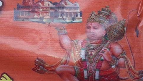 ಆಂಜನೇಯನಂತೆ ಬೆಟ್ಟ ಹೊತ್ತ ಸಂಸದ ಯೋಗಿ ಆದಿತ್ಯನಾಥ್ ಪೋಸ್ಟರ್