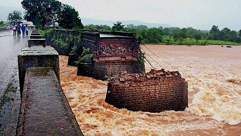ಮಹದ್ ಸೇತುವೆ ಕುಸಿತ: ನದಿಯಲ್ಲಿ ಮುಳುಗಿದ್ದ ಎಸ್ ಯುವಿ ಅವಶೇಷ ಪತ್ತೆ