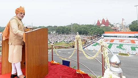 ರಾಷ್ಟ್ರದಾದ್ಯಂತ 70ನೇ ಸ್ವಾತಂತ್ರೋತ್ಸವ ಸಂಭ್ರಮ: ಕೆಂಪುಕೋಟೆ ಮೇಲೆ ಪ್ರಧಾನಿ ಮೋದಿ ಧ್ವಜಾರೋಹಣ