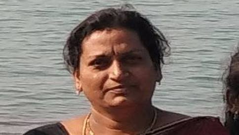 ಸ್ವಾತಂತ್ರ್ಯ ದಿನಾಚರಣೆಗೆ ಧ್ವಜ ಕಂಬ ನಿಲ್ಲಿಸುವಾಗ ಶಾರ್ಟ್ ಸರ್ಕ್ಯೂಟ್ ನಿಂದ ಮೃತಪಟ್ಟ ಮುಖ್ಯೋಪಾಧ್ಯಾಯಿನಿ