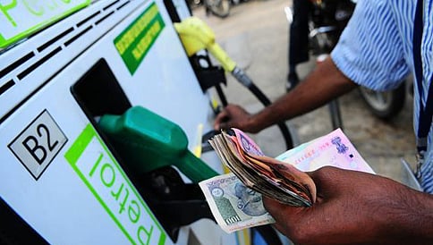 ಪೆಟ್ರೋಲ್ 1 ರು., ಡೀಸೆಲ್ ಬೆಲೆಯಲ್ಲಿ 2ರು. ಇಳಿಕೆ