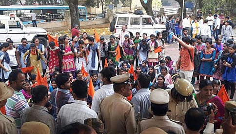 ಸೇನೆ ವಿರುದ್ಧ ಘೋಷಣೆ: ರಾಜಭವನಕ್ಕೆ ಮುತ್ತಿಗೆ ಹಾಕಿದ ಎಬಿವಿಪಿ, ತಪ್ಪಿತಸ್ಥರ ಬಂಧನಕ್ಕೆ ಆಗ್ರಹ