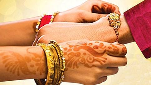 ಬೆಂಗಳೂರು: ಮರಗಳಿಗೆ ರಾಖಿ ಕಟ್ಟುವ ಮೂಲಕ ಶಾಲಾ ಮಕ್ಕಳಿಂದ ರಕ್ಷಾ ಬಂಧನ ಆಚರಣೆ
