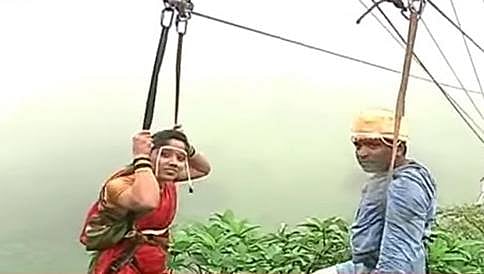 ನೆಲದಿಂದ ಸಾವಿರ ಅಡಿ ಎತ್ತರದಲ್ಲಿ ನೇತಾಡಿಕೊಂಡು ಮದುವೆಯಾದ ಜೋಡಿ!