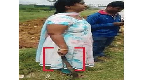 ಬೆಂಗಳೂರು: ಲಾಂಗು ಹಿಡಿದು ನಿವೃತ್ತ ಎಸಿಪಿಗೆ ಅವಾಜ್ ಹಾಕಿದ ಮಹಿಳೆ