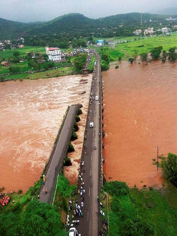 ಮುಂಬೈ-ಗೋವಾ ಹೆದ್ದಾರಿ ಸೇತುವೆ ಕುಸಿತದ ಚಿತ್ರಗಳು