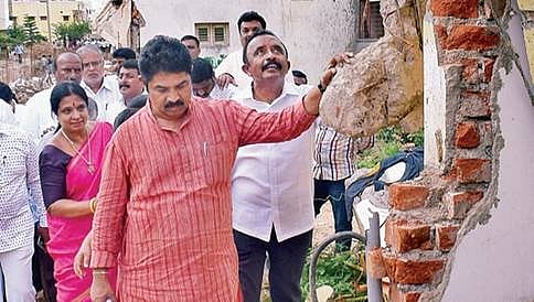 ಬಿಬಿಎಂಪಿ ನಂತರ, ಸೂರು ಕಳೆದುಕೊಂಡ ನಿವಾಸಿಗಳ ಬೆನ್ನು ಬಿದ್ದ ಬ್ಯಾಂಕ್ ಗಳು