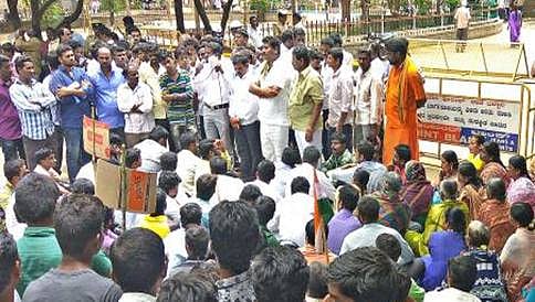 ಡಾಂಬರ್ ಕಾರ್ಖಾನೆ ವಿರುದ್ಧ ರೈತರ ಪ್ರತಿಭಟನೆ