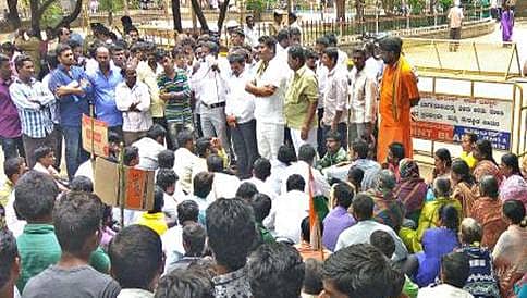 ಡಾಂಬರ್ ಕಾರ್ಖಾನೆ ವಿರುದ್ಧ ರೈತರ ಪ್ರತಿಭಟನೆ