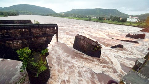 "ಮಹಾ" ಸೇತುವೆ ಕುಸಿತ: ನಾಪತ್ತೆಯಾದ ಬಸ್ ಶೋಧಕ್ಕೆ 300 ಕೆಜಿ ತೂಕದ ಅಯಸ್ಕಾಂತ!