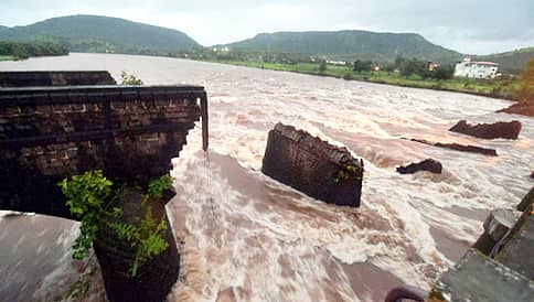 "ಮಹಾ" ಸೇತುವೆ ಕುಸಿತ: ನಾಪತ್ತೆಯಾದ ಬಸ್ ಶೋಧಕ್ಕೆ 300 ಕೆಜಿ ತೂಕದ ಅಯಸ್ಕಾಂತ!