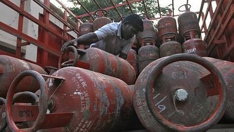 ಸಬ್ಸಿಡಿ ಸಹಿತ ಎಲ್ ಪಿ ಜಿ 2 ರೂ ಹೆಚ್ಚಳ; ಜೆಟ್ ಇಂಧನ 3.8% ಕಡಿತ