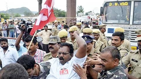 ನಿನ್ನೆ ಕರ್ನಾಟಕ, ಇಂದು ಆಂಧ್ರ ಪದೇಶ ಸರದಿ; ವಿಶೇಷ ಸ್ಥಾನಮಾನಕ್ಕೆ ಆಗ್ರಹಿಸಿ "ಆಂಧ್ರ ಬಂದ್"!