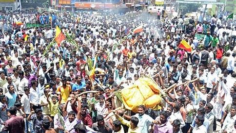 ಮಂಡ್ಯ, ಕೆಆರ್ ಎಸ್ ನಲ್ಲಿ ಮುಂದುವರಿದ ಹೋರಾಟ; ಅಹೋರಾತ್ರಿ ಧರಣಿ