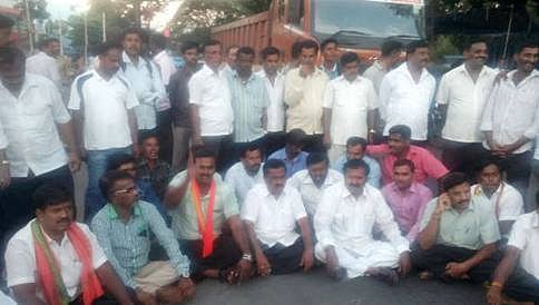 ಕಾವೇರಿ ಕಿಚ್ಚು: ಮಂಡ್ಯದಲ್ಲಿ ಭುಗಿಲೆದ್ದ ಆಕ್ರೋಶ, ಹೆದ್ದಾರಿ ಬಂದ್