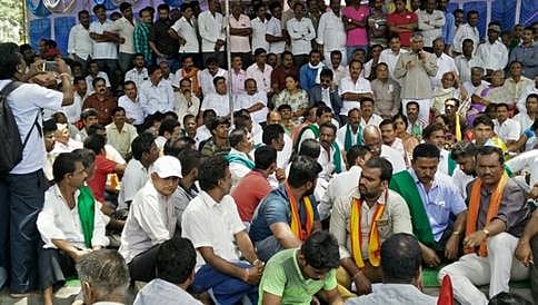 ಕಾವೇರಿ ಕುರಿತು ಸುಪ್ರೀಂ ಆದೇಶ: ಮಂಡ್ಯ, ಮೈಸೂರಿನಲ್ಲಿ ತಾರಕ್ಕೇರಿದ ಪ್ರತಿಭಟನೆ