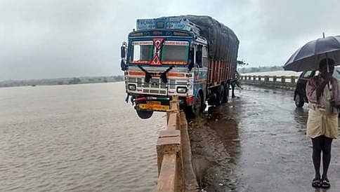 ತೆಲಂಗಾಣದಲ್ಲಿ ಭಾರಿ ಮಳೆ, ಸಿಎಂ ತವರು ಜಿಲ್ಲೆ ಮೇದಕ್ ನಲ್ಲಿ ಮೂವರು ಸಾವು