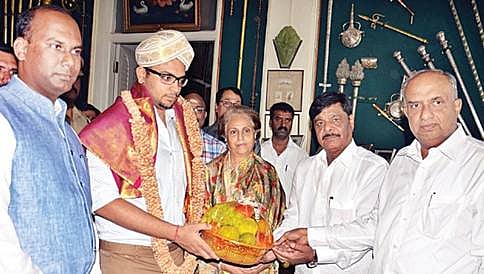 ಮೈಸೂರು ದಸರಾ: ರಾಜಮನೆತನದವರಿಗೆ ಸಾಂಪ್ರಾದಾಯಿಕ ಆಹ್ವಾನ ನೀಡಿದ ಜಿಲ್ಲಾಡಳಿತ