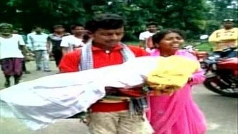 ನಡುರಸ್ತೆಯಲ್ಲಿ ಇಳಿಸಿದ ಆ್ಯಂಬುಲೆನ್ಸ್: ಮಗಳ ಶವ ಹೊತ್ತು 5 ಕಿ.ಮೀ ನಡೆದ ತಂದೆ