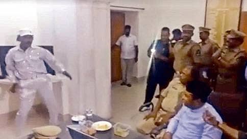 ಪೊಲೀಸ್ ಠಾಣೆಯಲ್ಲಿ ಶಾಸಕರ ಮುಂದೆ ಮಂತ್ರವಾದಿ ಬಾಬಾ ಡಿಸ್ಕೊ ಡ್ಯಾನ್ಸ್: ವಿಡಿಯೋ ವೈರಲ್