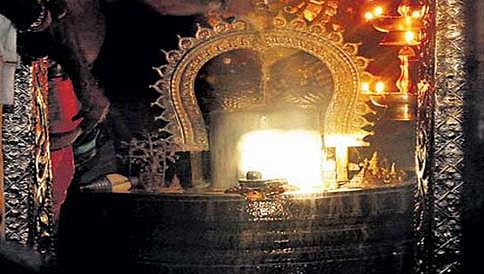 ಸೂರ್ಯರಶ್ಮಿ ಪ್ರವೇಶದ ವಿಸ್ಮಯ ಘಳಿಗೆಗೆ ಸಾಕ್ಷಿಯಾದ ಗವಿ ಗಂಗಾಧರೇಶ್ವರ