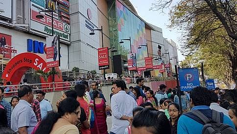 ಬೆಂಗಳೂರು: ಮಂತ್ರಿ ಮಾಲ್ ಹಿಂಬದಿ ಗೋಡೆ ಕುಸಿದು ಇಬ್ಬರಿಗೆ ಗಂಭೀರ ಗಾಯ