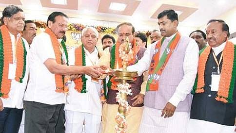 ಬಿಜೆಪಿ ಕಾರ್ಯಕಾರಿಣಿ ಸಭೆಯಲ್ಲಿ ಬಿಎಸ್'ವೈ, ಈಶ್ವರಪ್ಪ ಬಣಗಳ ನಡುವೆ ವಾಕ್ಸಮರ