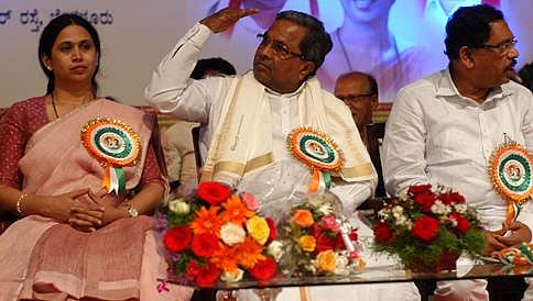 ಐಟಿ ದಾಳಿ ಪ್ರಕರಣ: ರಮೇಶ್, ಲಕ್ಷ್ಮಿ ಹೆಬ್ಬಾಳ್ಕರ್ ರಿಂದ ವಿವರಣೆ ಕೇಳಿದ ಪರಮೇಶ್ವರ್