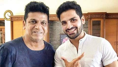 'ಸ್ಮೈಲ್ ಪ್ಲೀಸ್' ಎಂದ ಸ್ಯಾಂಡಲ್ವುಡ್ ತಾರೆಯರು