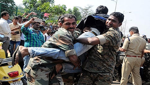 ಆಂಧ್ರಕ್ಕೆ ವಿಶೇಷ ಸ್ಥಾನಮಾನ ಆಗ್ರಹಿಸಿ ವಿಶಾಖಪಟ್ಟಣದಲ್ಲಿ ಪ್ರತಿಭಟನೆ: 300 ಯುವಕರ ಬಂಧನ