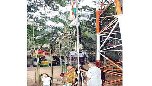 ಕಸ ಗುಡಿಸುವಾಕೆ ಕೈಯಲ್ಲಿ ಧ್ವಜಾರೋಹಣ ಮಾಡಿಸಿ ವಿಶಿಷ್ಟತೆ ಮೆರೆದ  ಕುಮಾರಸ್ವಾಮಿ ಲೇಔಟ್ ಪೊಲೀಸರು
