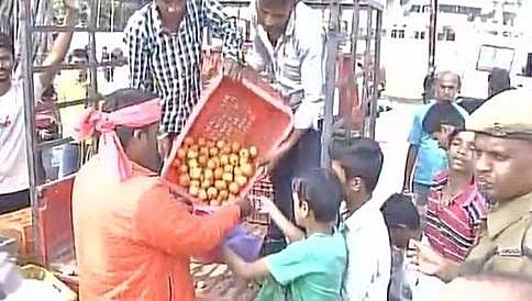 ನೋಟು ನಿಷೇಧಕ್ಕೆ ವಿರೋಧ: ಉಚಿತ ತರಕಾರಿ ನೀಡಿ ಕೇಂದ್ರದ ವಿರುದ್ಧ ರೈತರ ಪ್ರತಿಭಟನೆ