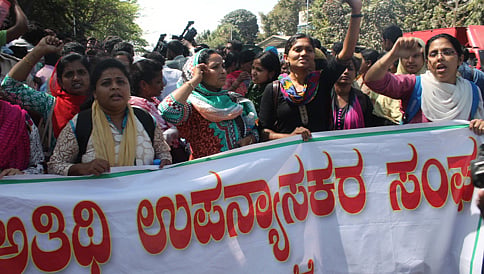 ಸೇವಾ ಭದ್ರತೆಗೆ ಆಗ್ರಹಿಸಿ ಅತಿಥಿ ಉಪನ್ಯಾಸಕರಿಂದ ಉಪವಾಸ ಸತ್ಯಾಗ್ರಹ!