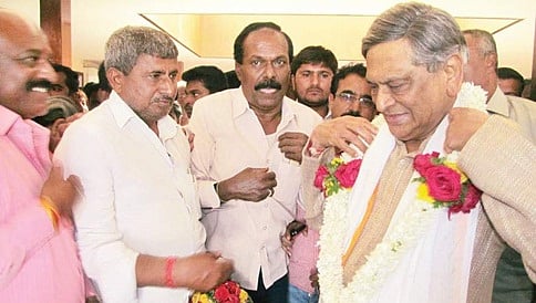 ಕರ್ಮಭೂಮಿಗೆ ಎಸ್ಎಂ ಕೃಷ್ಣ ಭೇಟಿ: ಬೆಂಬಲಿಗರಿಂದಲೂ ಕಾಂಗ್ರೆಸ್ ಗೆ ರಾಜೀನಾಮೆ