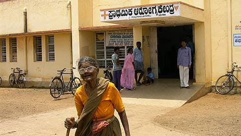 ಆಸ್ಪತ್ರೆಯಲ್ಲಿ ವೈದ್ಯರು ಇಲ್ಲದ್ದಕ್ಕೆ ರಸ್ತೆ ತಡೆ ನಡೆಸಿ ಪ್ರತಿಭಟಿಸಿದ ಗರ್ಭಿಣಿ ಮಹಿಳೆಯರು