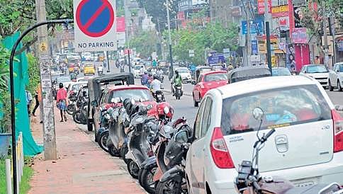 ಬೆಂಗಳೂರು: ಬರೋಬ್ಬರೀ 195 ಬಾರಿ ಪಾರ್ಕಿಂಗ್ ನಿಯಮ ಉಲ್ಲಂಘಿಸಿ ಒಂದು ಬಾರಿಯೂ ದಂಡ ಕಟ್ಟದ ಕಾರು!