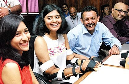 ವೈದ್ಯ ಲೋಕದ ಅಚ್ಚರಿ! ಯುವತಿಗೆ ಯುವಕನ ಕೈಗಳ ಕಸಿ
