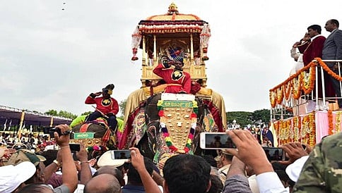 ಅಂಬಾರಿ ಹೊತ್ತ ಅರ್ಜುನ ಮೆರವಣಿಗೆ ಪ್ರಾರಂಭವಾಗಲು 45 ನಿಮಿಷ ಕಾದ