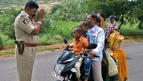 ಬೈಕ್ ಸವಾರನಿಗೆ ನಮಸ್ಕರಿಸುತ್ತಿರುವ ಸರ್ಕಲ್ ಇನ್ಸ್ಪೆಕ್ಟರ್, ಫೋಟೋ ವೈರಲ್