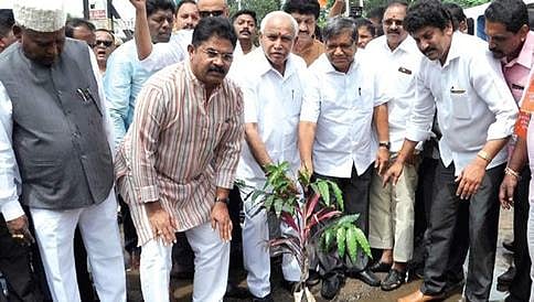 ಬೆಂಗಳೂರು: ರಸ್ತೆ ಗುಂಡಿಗಳಿಗೆ ಬಣ್ಣ ಹಚ್ಚಿ, ಗಿಡ ನೆಟ್ಟು ಬಿಜೆಪಿ ಪ್ರತಿಭಟನೆ