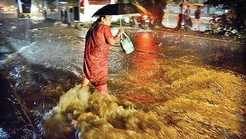 ಶುಕ್ರವಾರದ ಮಹಾಮಳೆಗೆ ಬೆಚ್ಚಿಬಿದ್ದ ಬೆಂಗಳೂರು: ತಾಯಿ, ಮಗಳು ಸೇರಿದಂತೆ ಮೂವರು ನೀರುಪಾಲು