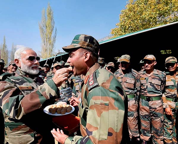 ಗಡಿಯಲ್ಲಿ ಯೋಧರೊಂದಿಗೆ ದೀಪಾವಳಿ ಆಚರಿಸಿದ ಪ್ರಧಾನಿ ನರೇಂದ್ರ ಮೋದಿ