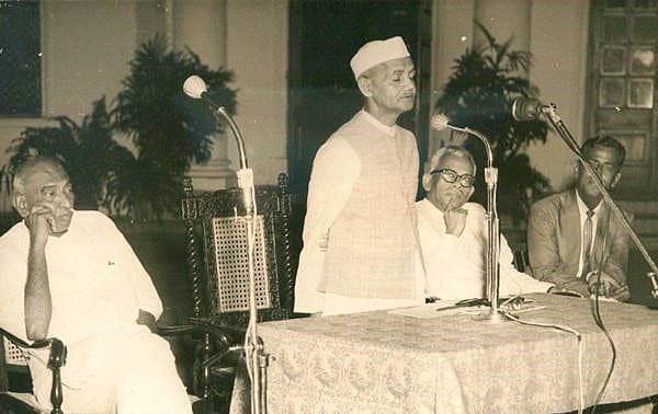 <div>2004ರಲ್ಲಿ ಅವರ ಜನ್ಮ ಶತಮಾನೋತ್ಸವದ ಅಂಗವಾಗಿ ಶಾಸ್ತ್ರಿಯವರ ಚಿತ್ರವಿರುವ ಚಲಾವಣೆಯಾಗದ 10 ರೂಪಾಯಿ ನಾಣ್ಯವನ್ನು ಆರ್ ಬಿಐ ಬಿಡುಗಡೆ ಮಾಡಿತು.  ಚಿತ್ರದಲ್ಲಿ ಶಾಸ್ತ್ರಿಯವರು 1962ರಲ್ಲಿ ಕೇಂದ್ರ ಗೃಹ ಸಚಿವರಾಗಿದ್ದಾಗ ಚೆನ್ನೈಯಲ್ಲಿ ಸುದ್ದಿ ಗೋಷ್ಠಿಯನ್ನು ಉದ್ದೇಶಿಸಿ ಮಾತನಾಡುತ್ತಿರುವುದು.</div>