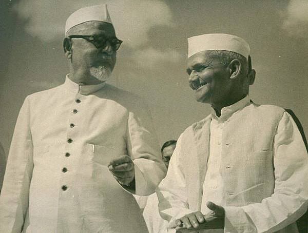 <div>ವಾರಣಾಸಿಯಲ್ಲಿ ಪೂರ್ವ ಕೇಂದ್ರ ರೈಲ್ವೆ ಅಂತರ ಕಾಲೇಜು ಶಿಕ್ಷಣ ಮುಗಿಸಿದ ನಂತರ ಪದವಿಗೆ ಕಾಶಿ ವಿದ್ಯಾಪೀಠಕ್ಕೆ ಸೇರಿದರು. ಅಲ್ಲಿ 1926ರಲ್ಲಿ ಪದವಿ ಮುಗಿಸಿದ ನಂತರ ಶಾಸ್ತ್ರಿ ಪದವಿ ಅವರ ಹೆಸರಿನ ಮುಂದೆ ಸಿಕ್ಕಿತು. 1965ರಲ್ಲಿ ಯುಗೊಸ್ಲೊವಿಯಾಕ್ಕೆ 4 ದಿನಗಳ ಪ್ರವಾಸಕ್ಕೆ ತೆರಳುವ ಮುನ್ನ ಉಪ ರಾಷ್ಟ್ರಪತಿ ಡಾ