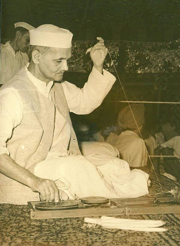 <div>ವರದಕ್ಷಿಣೆಯ ಸಂಪ್ರದಾಯವಾಗಿ ಶಾಸ್ತ್ರಿಯವರು ತಮ್ಮ ಮದುವೆ ದಿನ ಖಾದಿ ಬಟ್ಟೆ ಮತ್ತು ನೂಲುವ ಚರಕವನ್ನು ವಧುವಿನ ಮನೆಯಿಂದ ಪಡೆದರು.</div><div><br></div>
