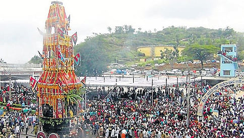 ಇತಿಹಾಸ ಪ್ರಸಿದ್ಧ ಮಲೆ ಮಹೇದೇಶ್ವರ ಸ್ವಾಮಿ ರಥೋತ್ಸವಕ್ಕೆ ಹರಿದು ಬಂದ ಜನಸಾಗರ