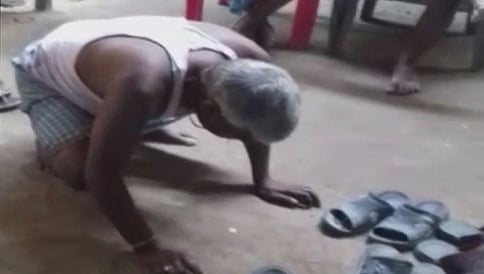 ಇದೆಂಥಾ ವಿಕೃತಿ: ವೃದ್ಧನಿಗೆ ನೆಲದ ಮೇಲೆ ಉಗುಳಲು ಹೇಳಿ ಅದನ್ನೇ ನೆಕ್ಕುವ ಶಿಕ್ಷೆ!